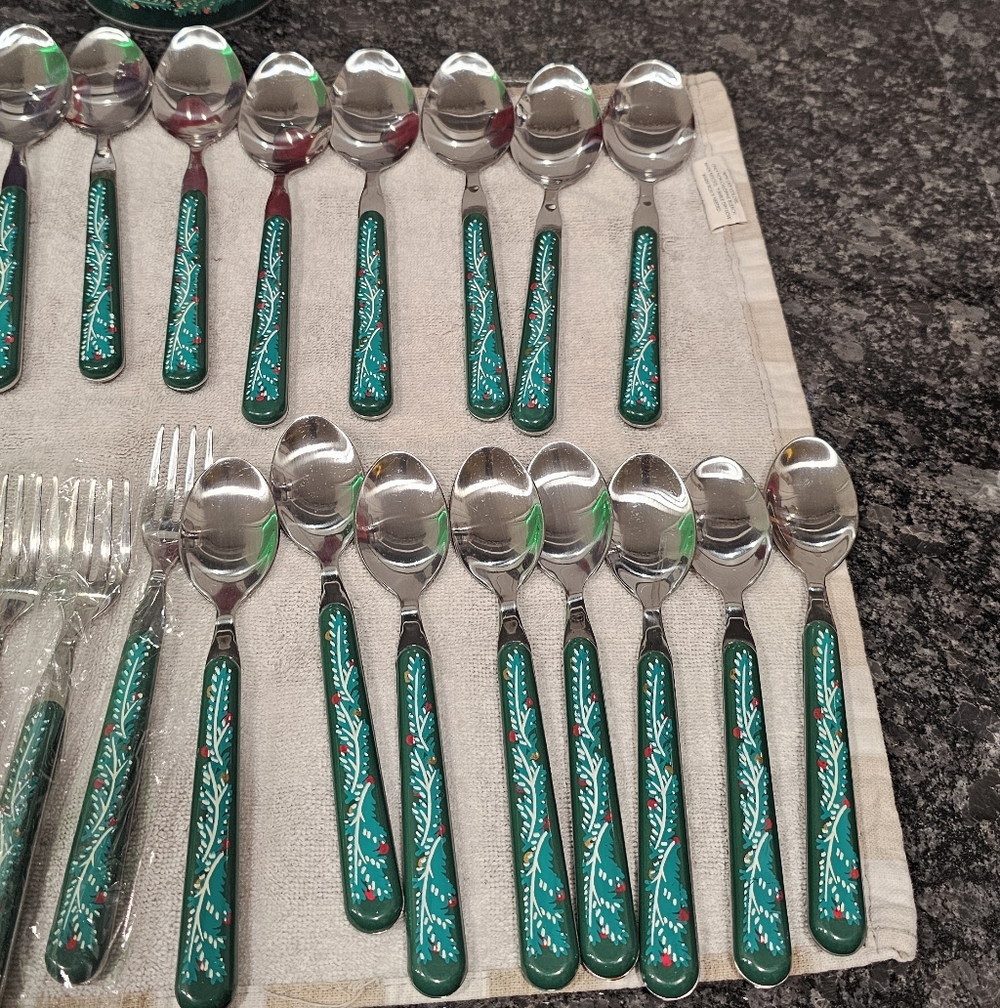 40 Piece Vintage Christmas Stainless Steel Silverware With Collector's Tin - Picture 4 of 7